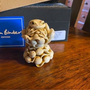 Adam Binder ‘Hold on Tight’ sculpture Frog and Tadpole